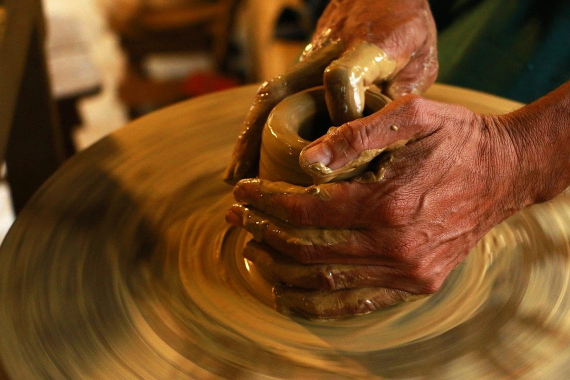 découvrez l'art de la poterie avec nos créations uniques et authentiques. explorez les techniques artisanales pour façonner de magnifiques pièces en argile, idéales pour embellir votre intérieur ou offrir en cadeau. plongez dans l'univers de la céramique et laissez libre cours à votre créativité.