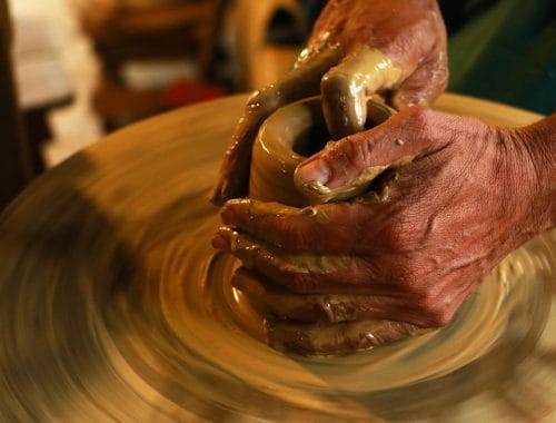 découvrez l'art de la poterie avec nos créations uniques et authentiques. explorez les techniques artisanales pour façonner de magnifiques pièces en argile, idéales pour embellir votre intérieur ou offrir en cadeau. plongez dans l'univers de la céramique et laissez libre cours à votre créativité.